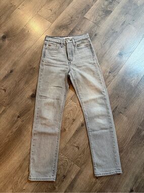 Like new Levi’s premium wedgie straight jeans women’s 25 gray big E